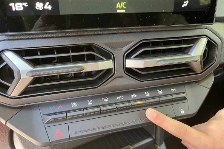 Ce bouton mystérieux dans votre voiture pourrait changer votre conduite à jamais !