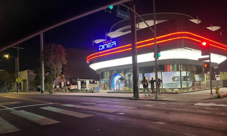 Le menu du Diner Tesla Supercharger se dévoile enfin avant la fin des travaux, vous ne devinerez jamais ce qu’il cache !