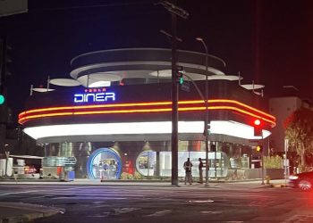 Elon Musk dévoile des fonctionnalités incroyables au Superchargeur Tesla Diner qui vont tout changer !