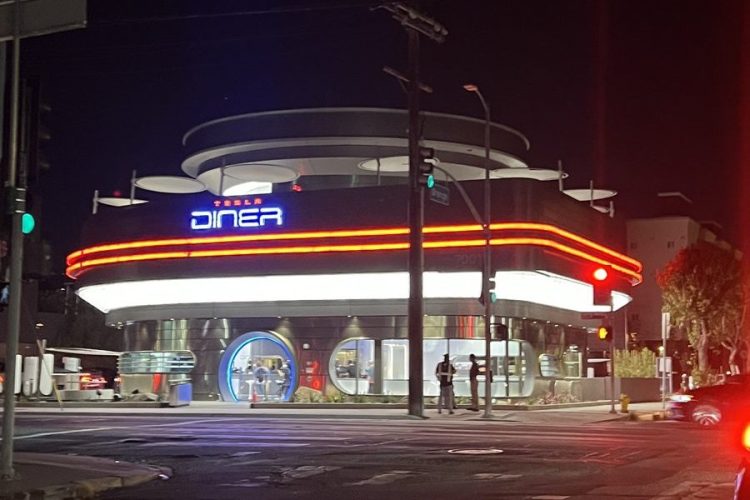 Elon Musk dévoile des fonctionnalités incroyables au Superchargeur Tesla Diner qui vont tout changer !