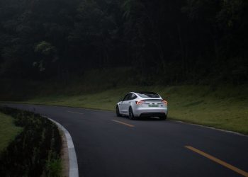 Tesla Sweden réagit aux accusations d’un magazine automobile sur les freins défectueux de la Model 3 : une alerte qui fait trembler !