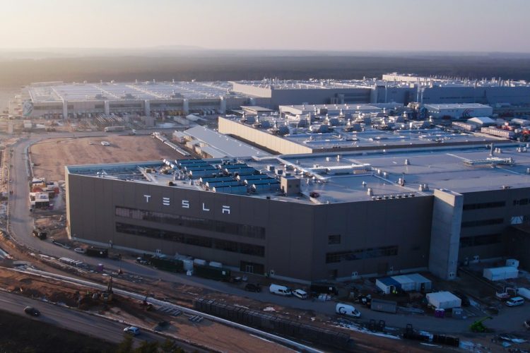 Un incendie se déclare dans l’usine Tesla de Berlin : les conséquences alarmantes !