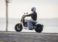 BMW lance des scooters électriques qui laissent perplexes : sont-ils vraiment pratiques ?