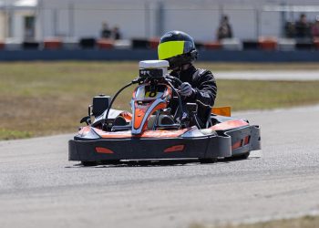 Quand deux pilotes non-voyants prennent le volant d’un kart, le choc des perceptions est incroyable !