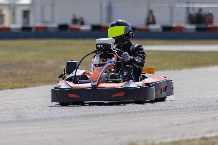 Quand deux pilotes non-voyants prennent le volant d’un kart, le choc des perceptions est incroyable !