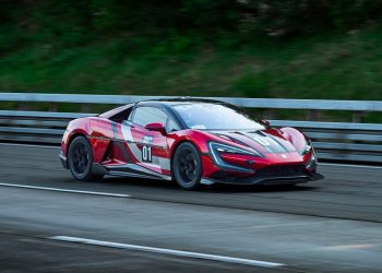 La BYD Yangwang U9 atteint des sommets vertigineux : 472 km/h, une vitesse à couper le souffle !