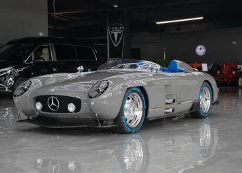 Supercar Blondie place sur le marché une véritable menace pour la Mercedes 300 SLR !