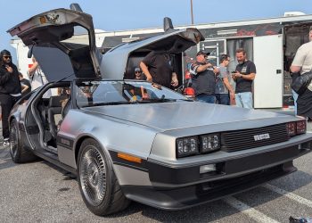 Une DeLorean avec un moteur Ferrari : une folie qui va vous laisser sans voix !
