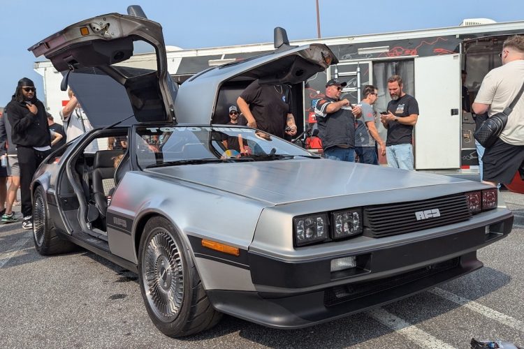 Une DeLorean avec un moteur Ferrari : une folie qui va vous laisser sans voix !