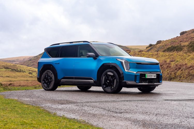 KIA EV9 : une batterie plus petite mais une puissance qui surprend, et le prix qui suit la tendance à la baisse !