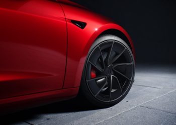 Tesla frappe fort avec son assurance inédite pour jantes et pneus !