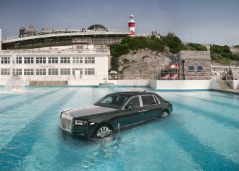 Une Rolls-Royce dans une piscine ? Vous n’allez pas en croire vos yeux !