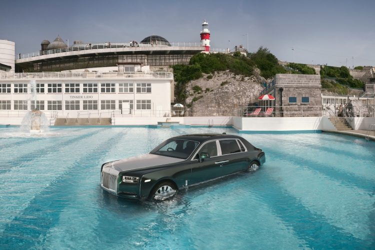Une Rolls-Royce dans une piscine ? Vous n’allez pas en croire vos yeux !