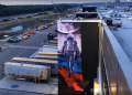 La Gigafactory Tesla de Berlin transformée par des graffitis street art : un spectacle saisissant !