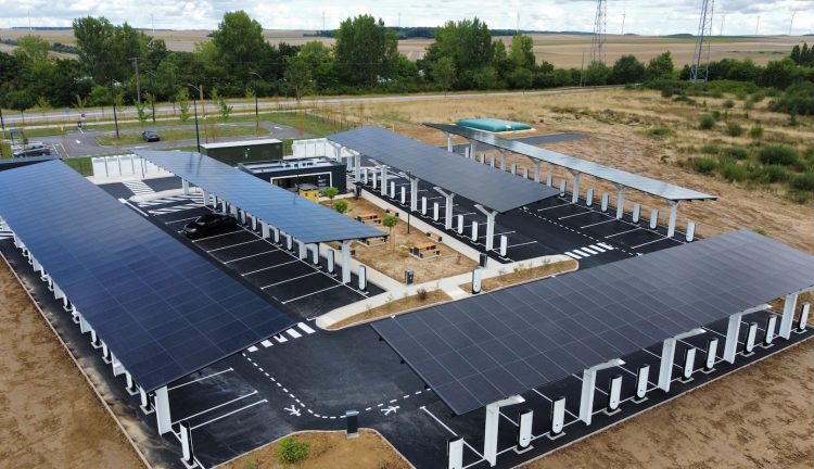Une méga station de Superchargers Tesla ouvre en France : une surprise pour les conducteurs !