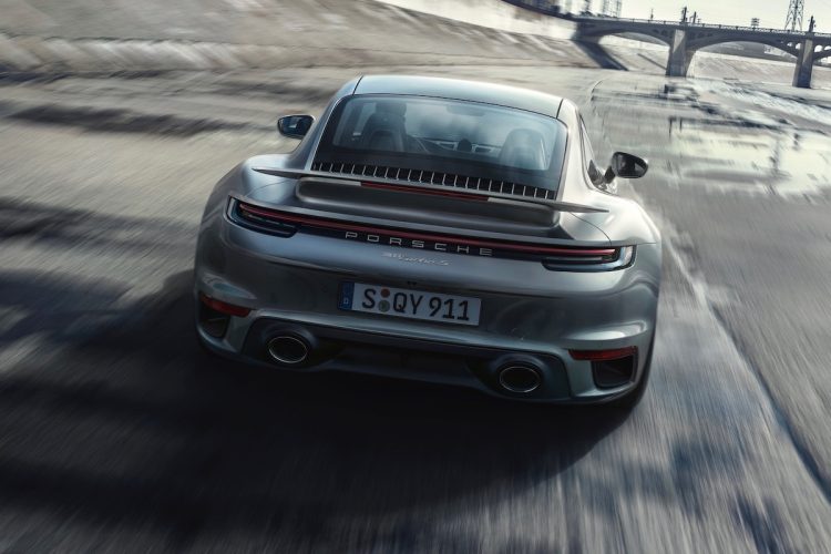 Porsche surprend avec une 911 Turbo S hybride et un tout nouveau SUV thermique !