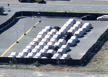 Une flotte mystérieuse de Tesla Model Y camouflées aperçue à Giga Berlin : quel secret cachent-elles ?