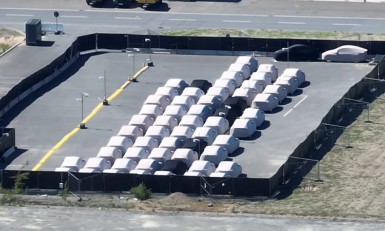 Une flotte mystérieuse de Tesla Model Y camouflées aperçue à Giga Berlin : quel secret cachent-elles ?