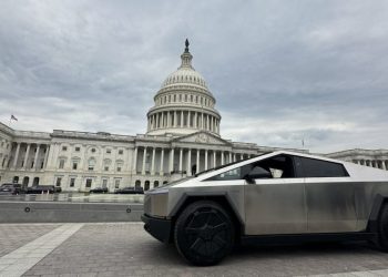 Tesla Cybertruck: Ciblé par l&rsquo;Armée de l&rsquo;Air des États-Unis pour des Entraînements Munitions – Découvrez Pourquoi!