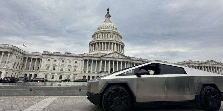 Tesla Cybertruck: Ciblé par l&rsquo;Armée de l&rsquo;Air des États-Unis pour des Entraînements Munitions – Découvrez Pourquoi!