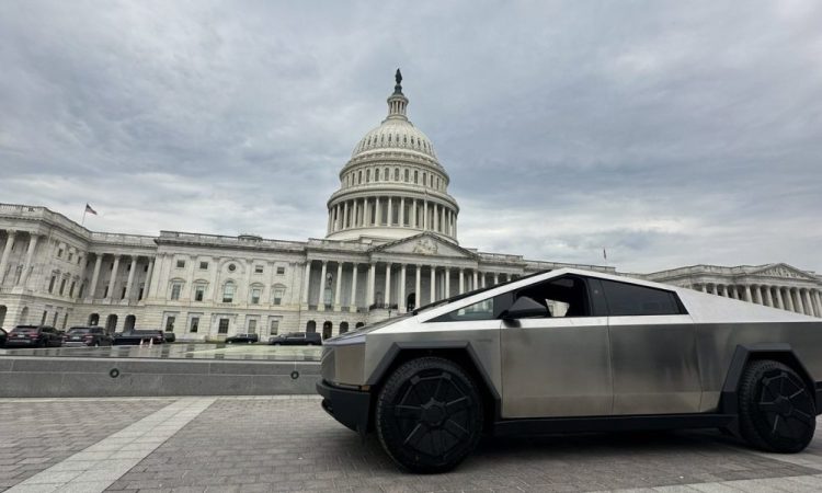 Tesla Cybertruck: Ciblé par l&rsquo;Armée de l&rsquo;Air des États-Unis pour des Entraînements Munitions – Découvrez Pourquoi!