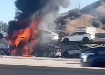 Un incendie sur un transporteur de voitures Tesla : la vérité choquante derrière l’origine du sinistre !