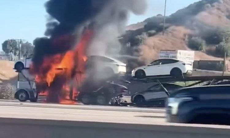 Un incendie sur un transporteur de voitures Tesla : la vérité choquante derrière l’origine du sinistre !