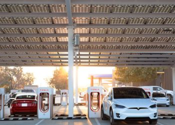 Les Superchargeurs Tesla reconnus comme incroyablement fiables dans une nouvelle étude surprenante !