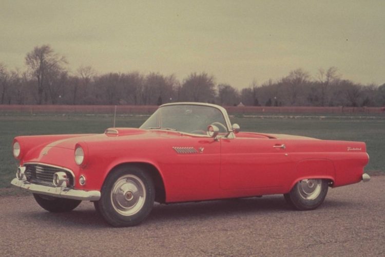 Le choc incroyable : un oiseau de tonnerre face à la Corvette, il y a 70 ans !