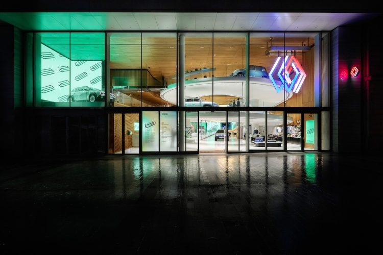 Le retour surprise tant attendu du Pub Renault sur les Champs-Élysées !