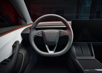 Un incident effrayant : Tesla se coince les doigts dans la poignée de porte !