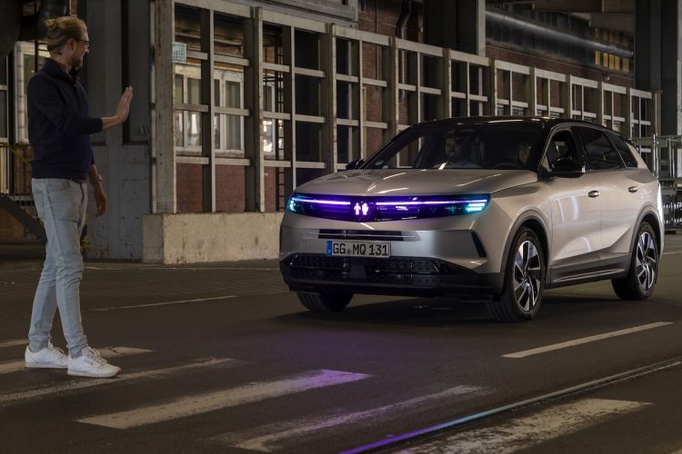 Opel transforme l’expérience automobile : des voitures qui chuchotent aux piétons !