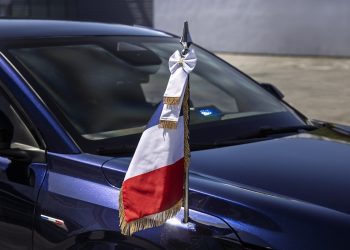 De Gaulle et Macron s’affrontent ce week-end : une rencontre inattendue autour de l’automobile !