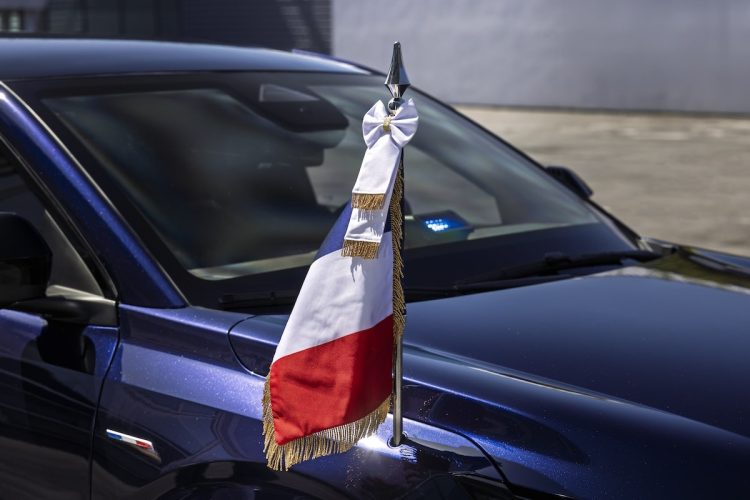 De Gaulle et Macron s’affrontent ce week-end : une rencontre inattendue autour de l’automobile !