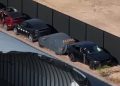 Une mystérieuse Tesla miniature aperçue au centre des crash tests de Giga Texas : que cache cette découverte ?