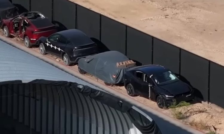 Une mystérieuse Tesla miniature aperçue au centre des crash tests de Giga Texas : que cache cette découverte ?