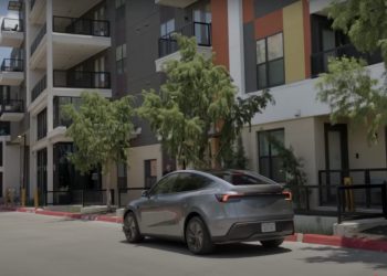 Un hacker de Tesla déterré des suggestions FSD cruciales pour sauver des vies !