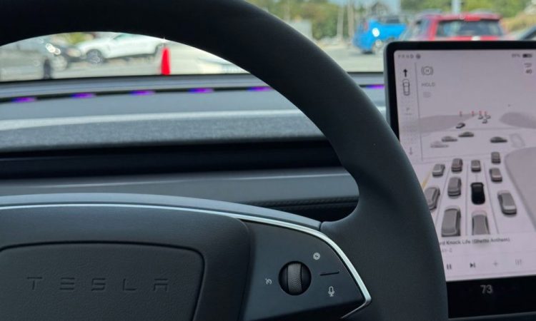 Les impressions surprenantes de trois semaines avec le Full Self-Driving de Tesla : vaut-il vraiment le coup ?