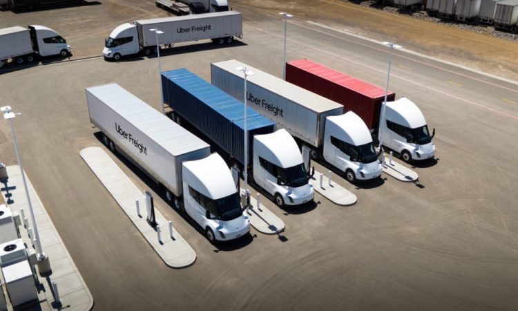 La nouvelle collaboration entre Tesla et Uber fait trembler la concurrence alors que le Semi s&rsquo;impose sur le devant de la scène.