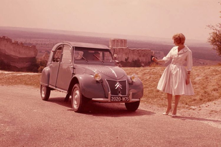 La 2CV de Citroën : une voiture du peuple française célébrée 77 ans après son lancement, êtes-vous prêt à la redécouvrir ?