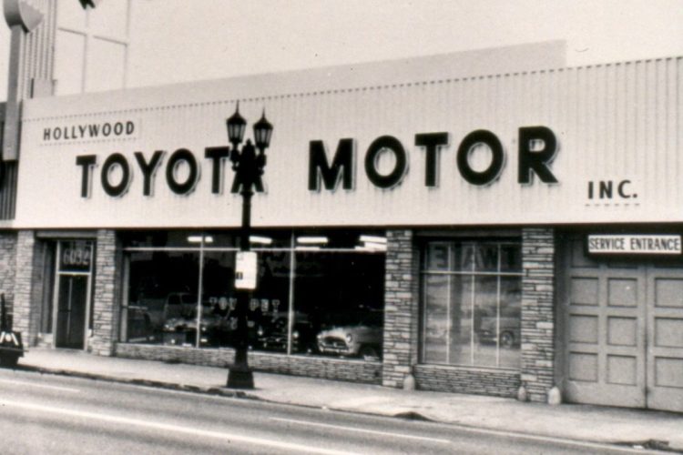 Toyota : Un voyage incroyable en Amérique qui a révolutionné l’automobile il y a 68 ans !