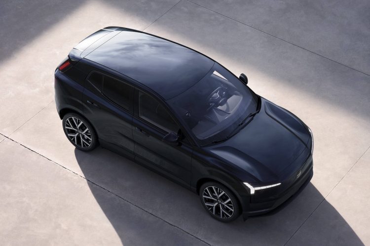 Le Volvo EX30 : plongez dans les ténèbres de cette transformation inattendue.