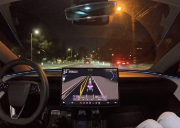 Découvrez pourquoi le mode Mad Max de Tesla FSD fait s’embraser les réseaux sociaux avec des avis époustouflants !