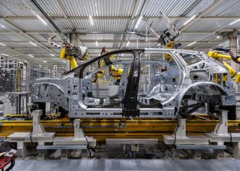 BMW réduit drastiquement ses ambitions pour 2025 : que cache cette décision inquiétante ?