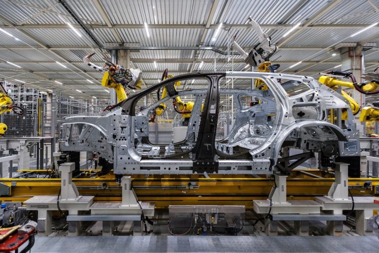 BMW réduit drastiquement ses ambitions pour 2025 : que cache cette décision inquiétante ?