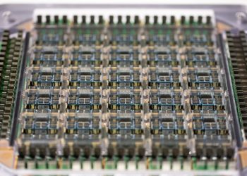 Tesla révèle des détails surprenants sur la feuille de route de production de sa puce AI5 !