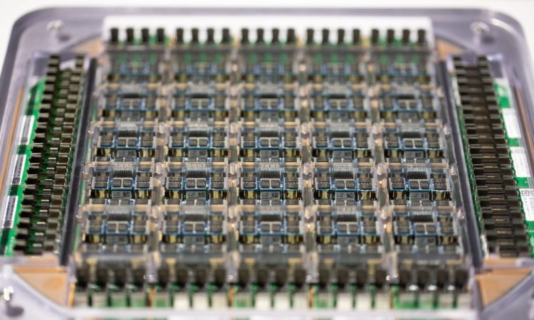 Tesla révèle des détails surprenants sur la feuille de route de production de sa puce AI5 !