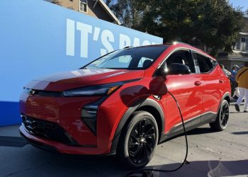 Chevy réplique aux nouvelles offres ‘Standard’ de Tesla avec une voiture électrique vraiment abordable !