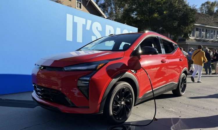 Chevy réplique aux nouvelles offres ‘Standard’ de Tesla avec une voiture électrique vraiment abordable !