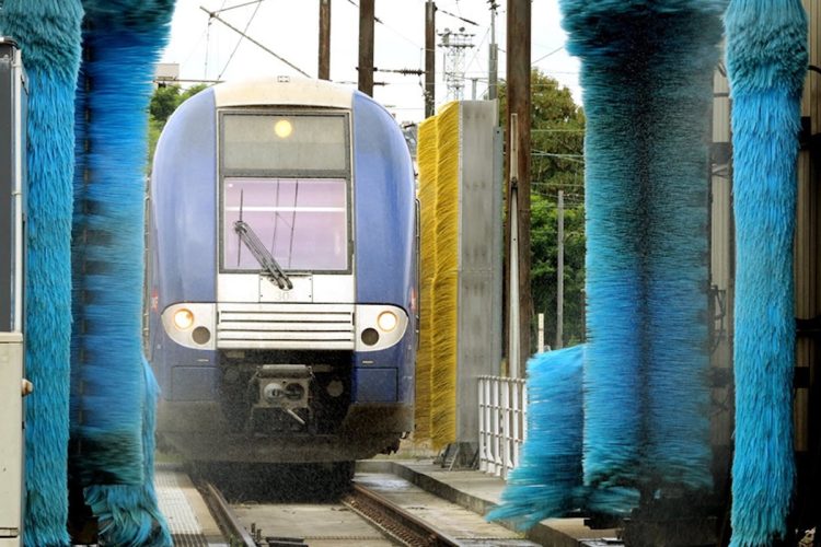 Lavage des trains : comment la SNCF diminue sa facture d’eau grâce à l’IA et vous surprendra !